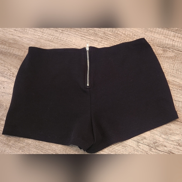 🏷 Black Hot Shorts Junior's Size Large - Picture 3 of 6